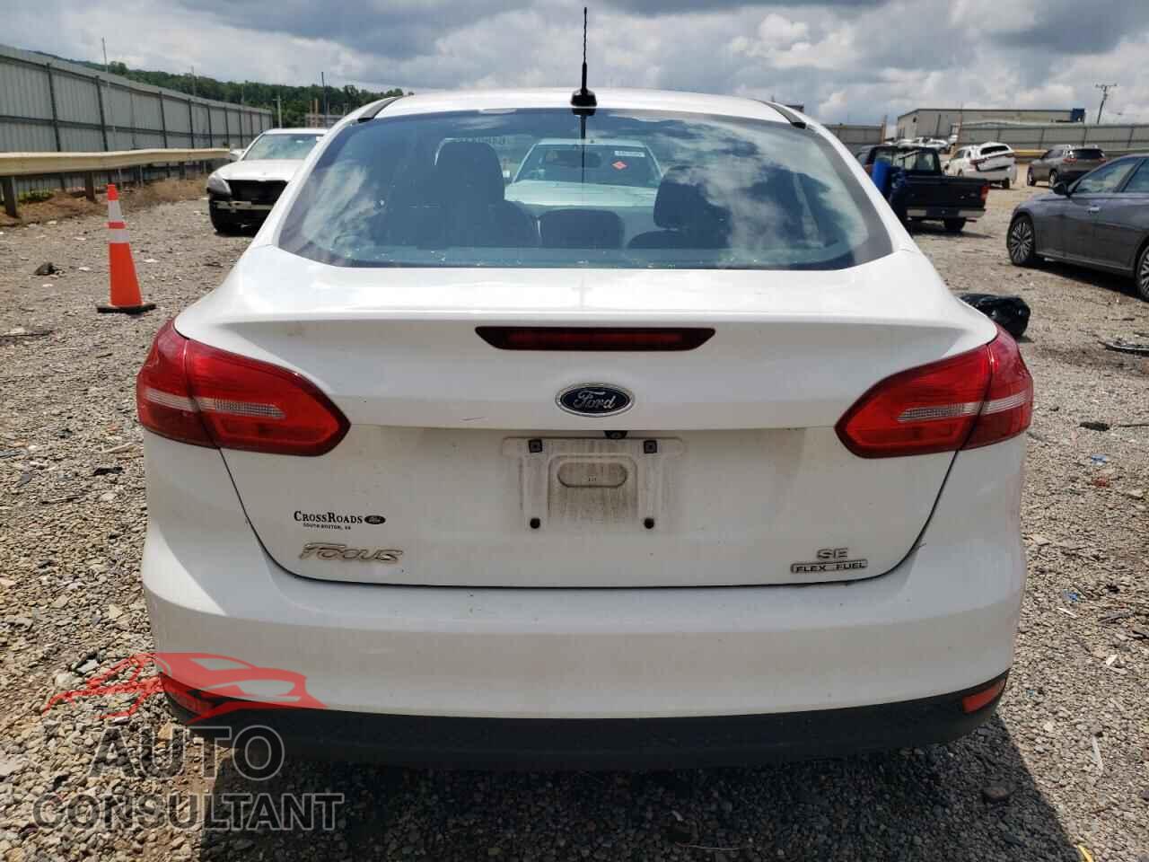 FORD FOCUS 2015 - 1FADP3F24FL340093