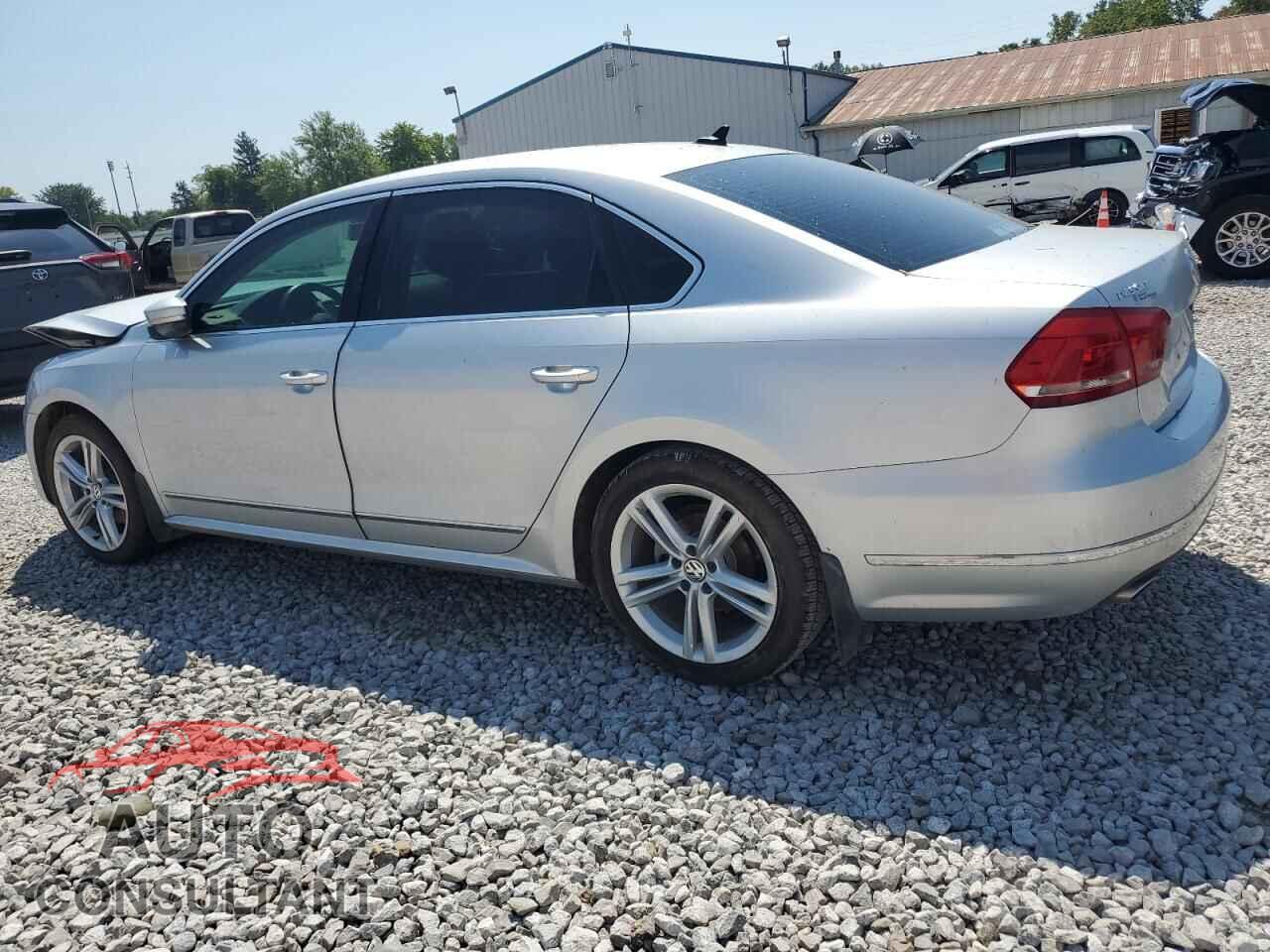 VOLKSWAGEN PASSAT 2015 - 1VWCV7A30FC015070