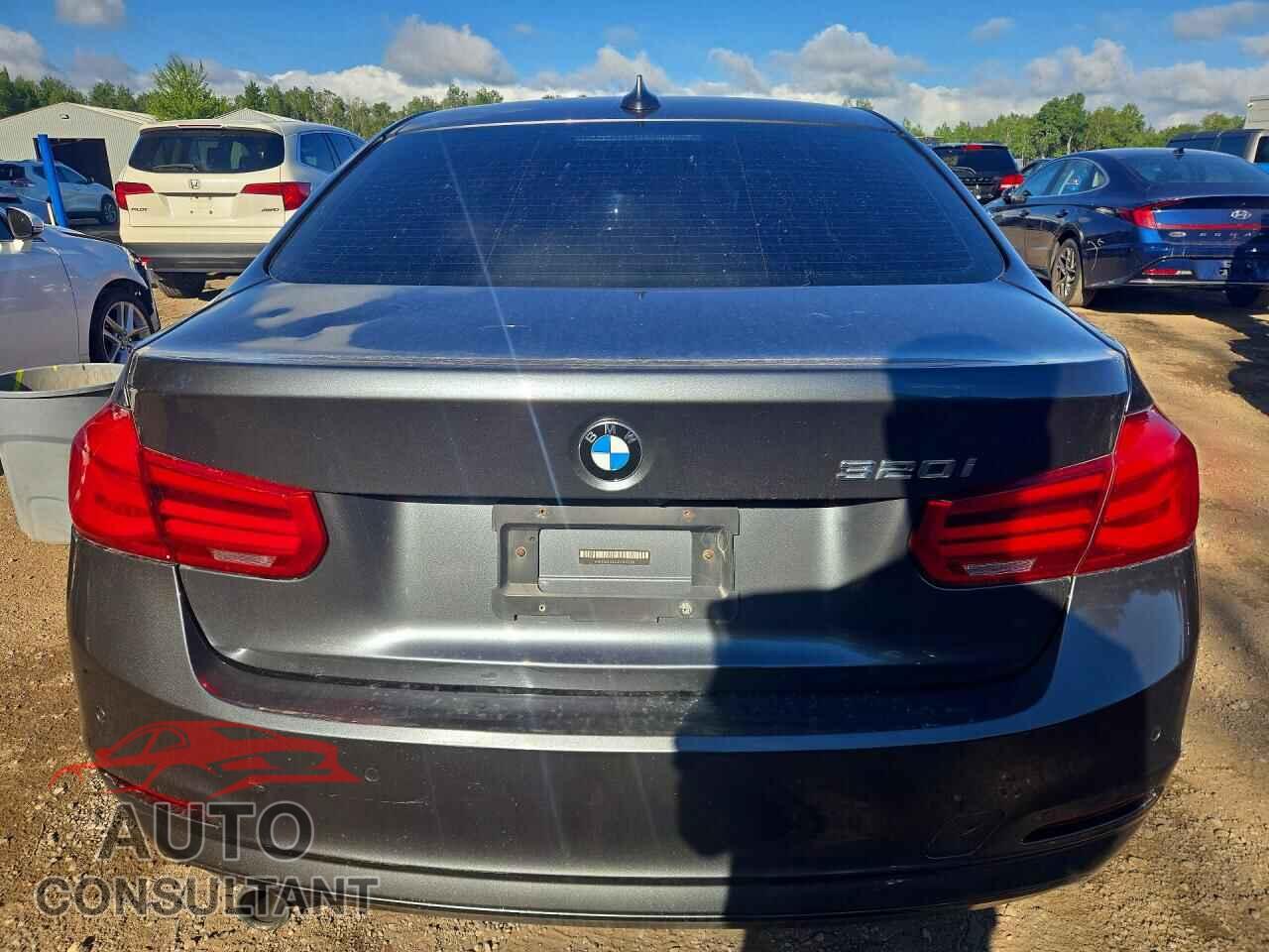 BMW 3 SERIES 2016 - WBA8E1G55GNU10900