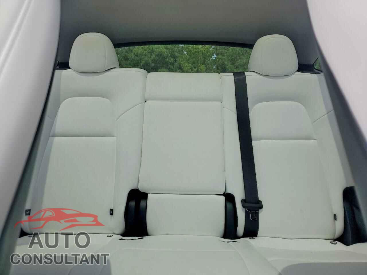 TESLA MODEL Y 2025 - 7SAYGDEE9SA370183