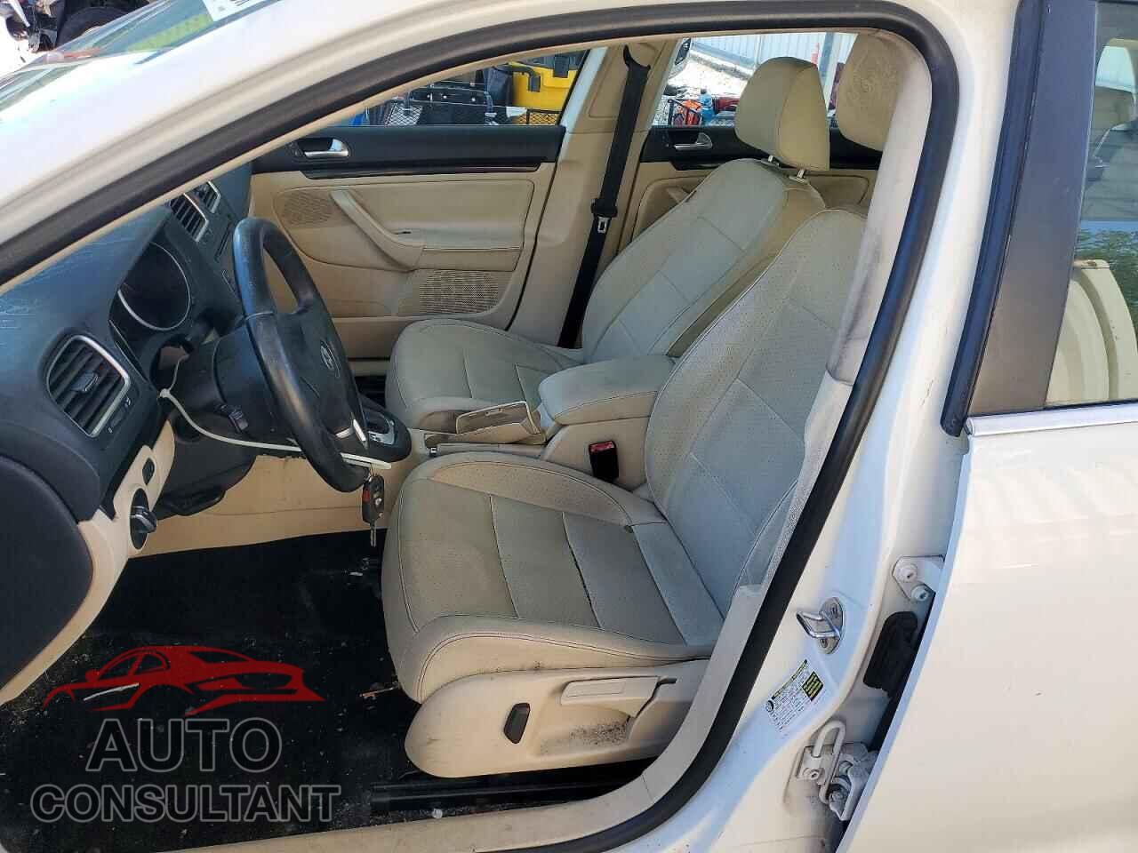 VOLKSWAGEN JETTA 2010 - 3VWPX7AJ3AM692437