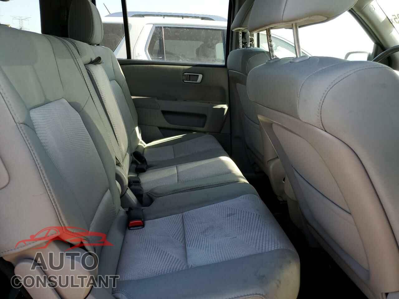 HONDA PILOT 2015 - 5FNYF4H28FB012776