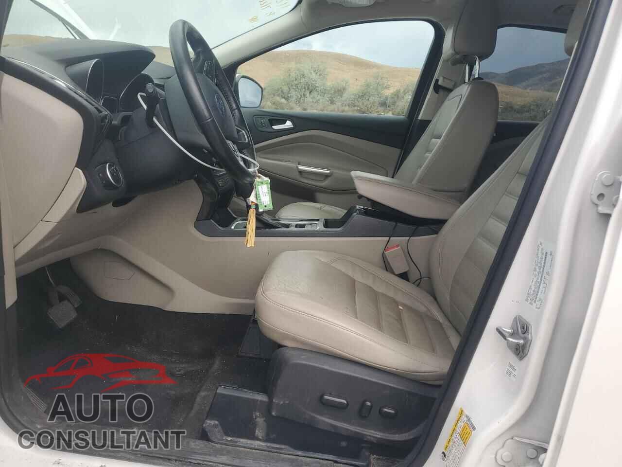 FORD ESCAPE 2017 - 1FMCU0J96HUB81328