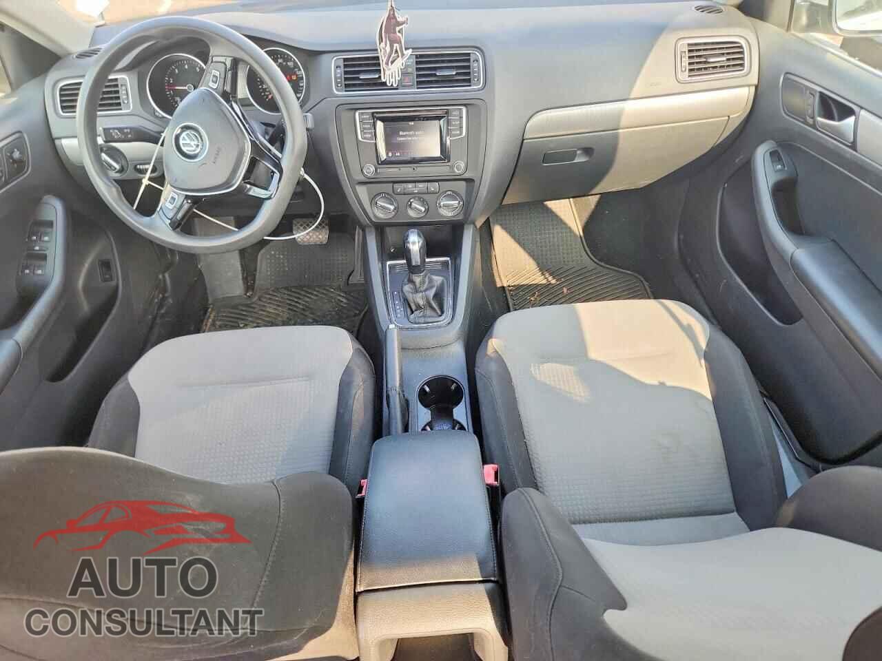 VOLKSWAGEN JETTA 2017 - 3VW2B7AJ1HM258567