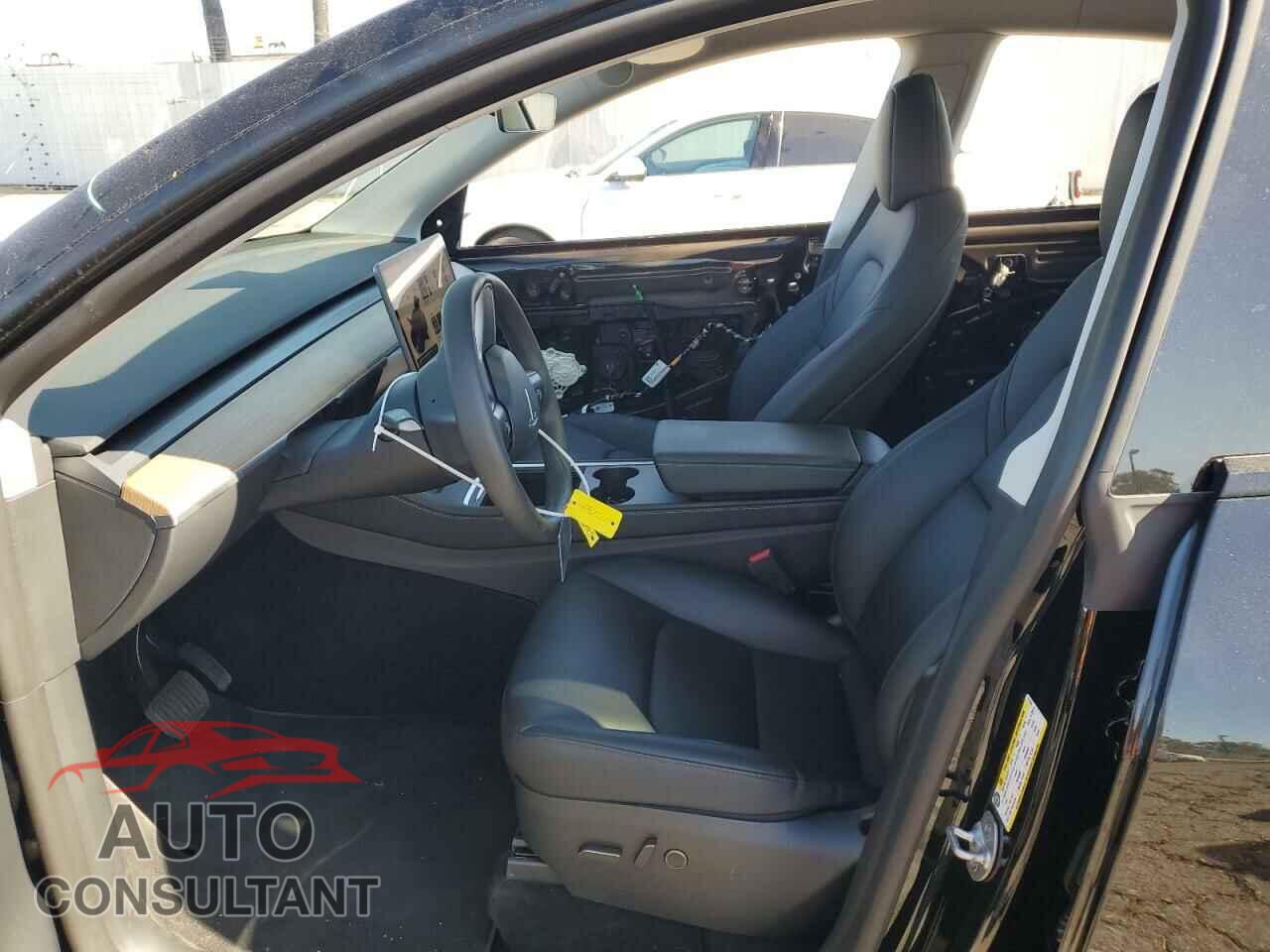 TESLA MODEL Y 2024 - 7SAYGDEE6RA215519