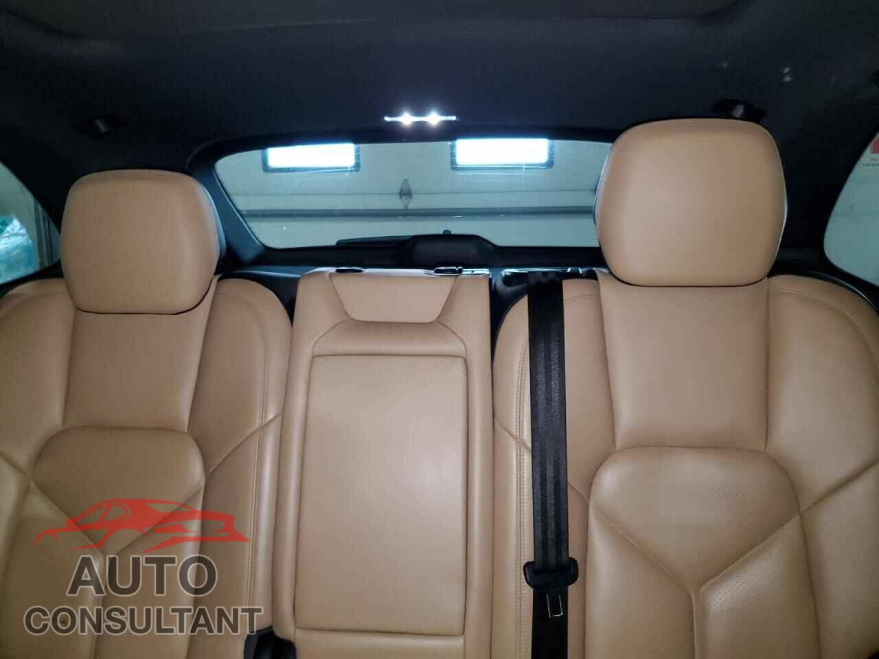 PORSCHE CAYENNE 2016 - WP1AA2A29GKA11444