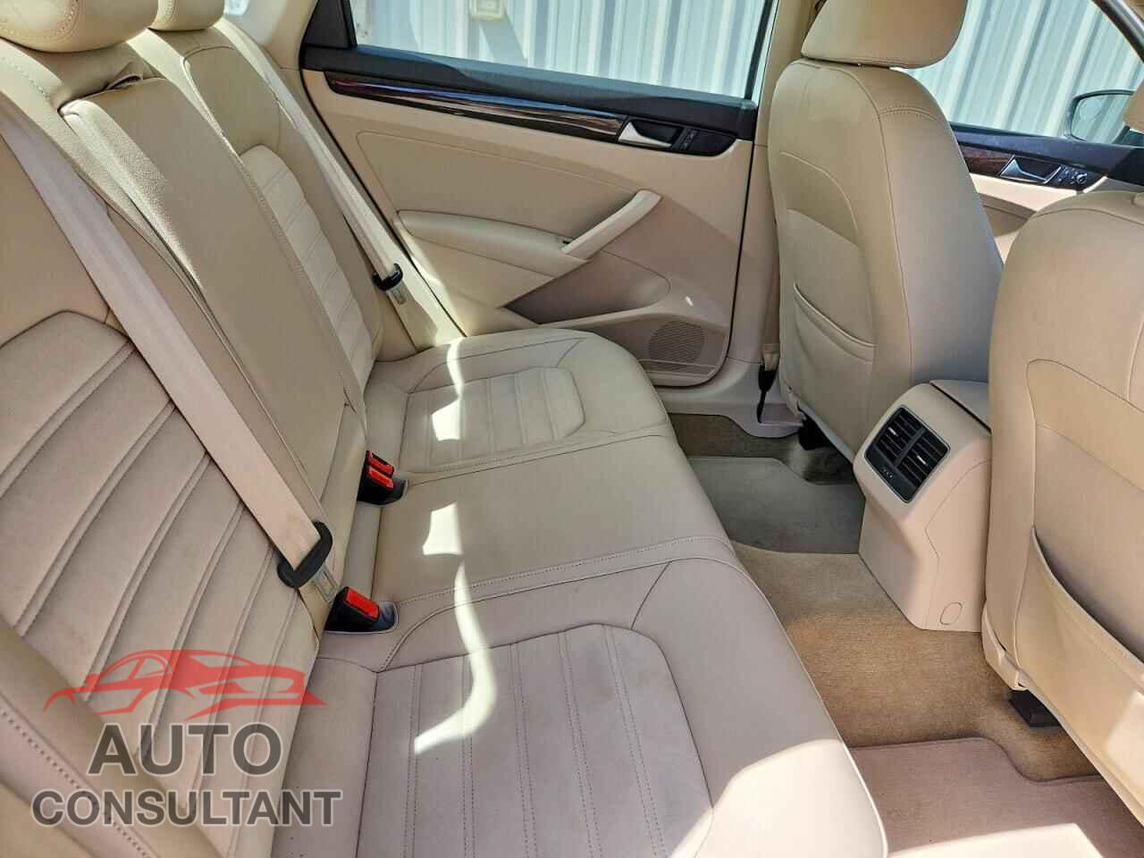 VOLKSWAGEN PASSAT 2015 - 1VWCS7A38FC080127