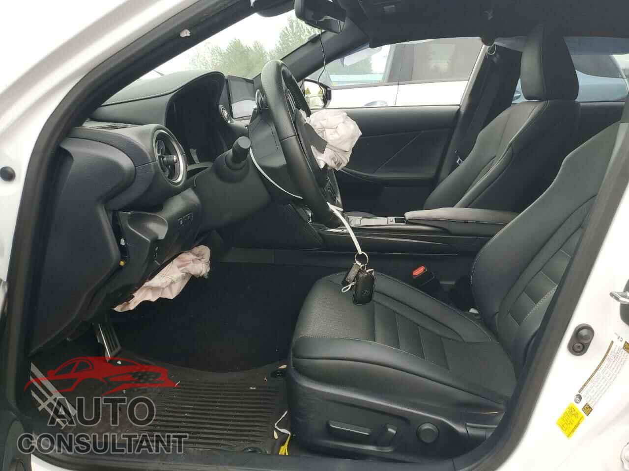 LEXUS IS 2021 - JTHGZ1E23M5020044