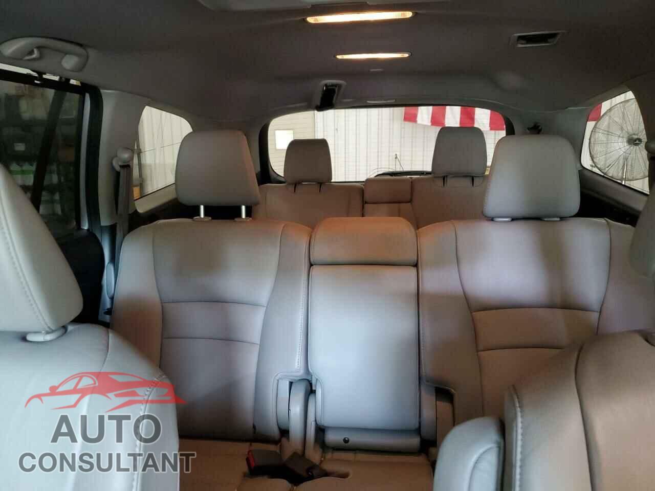 HONDA PILOT 2017 - 5FNYF6H97HB012893