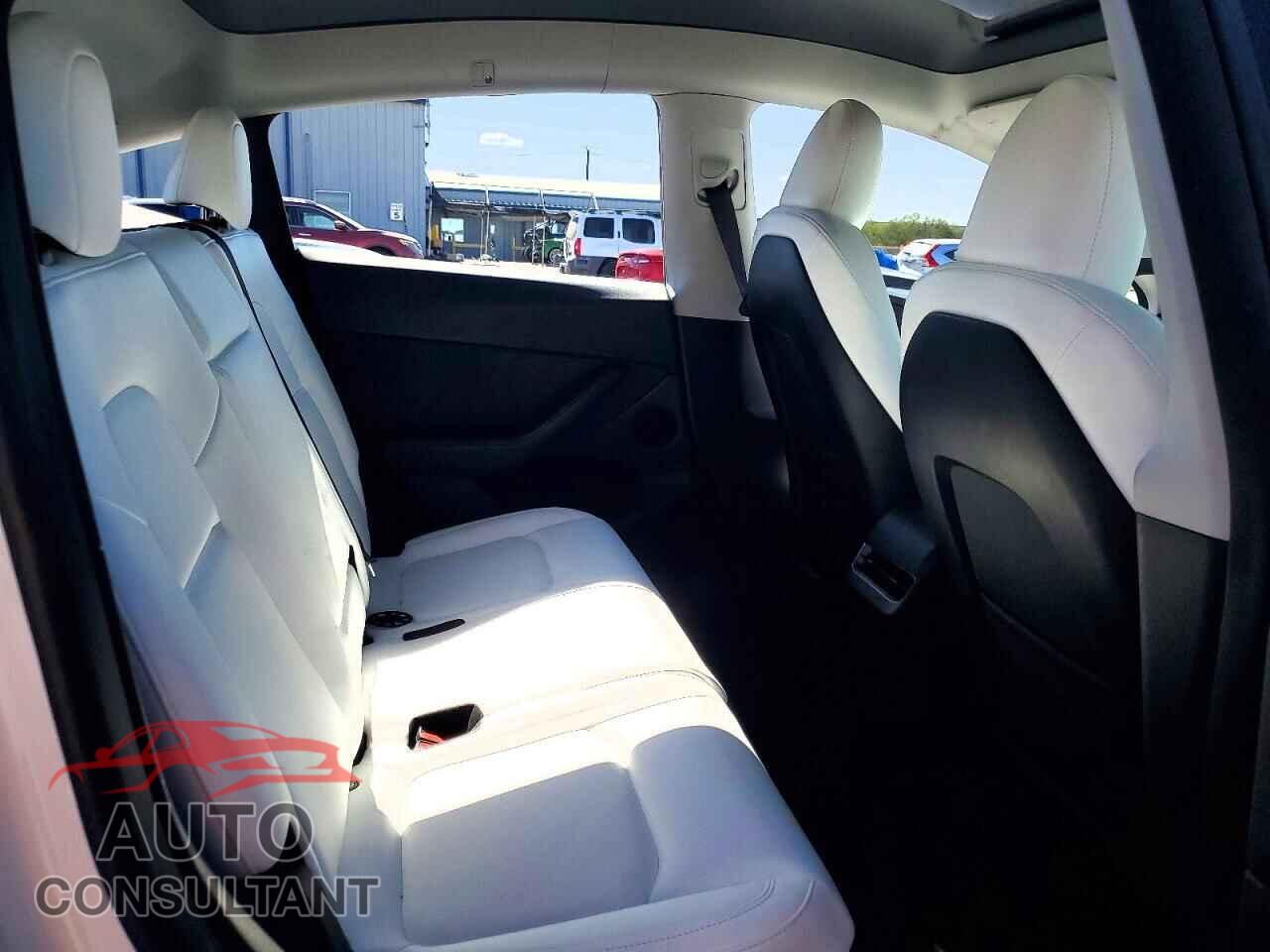 TESLA MODEL Y 2024 - 7SAYGAEE9RF125587
