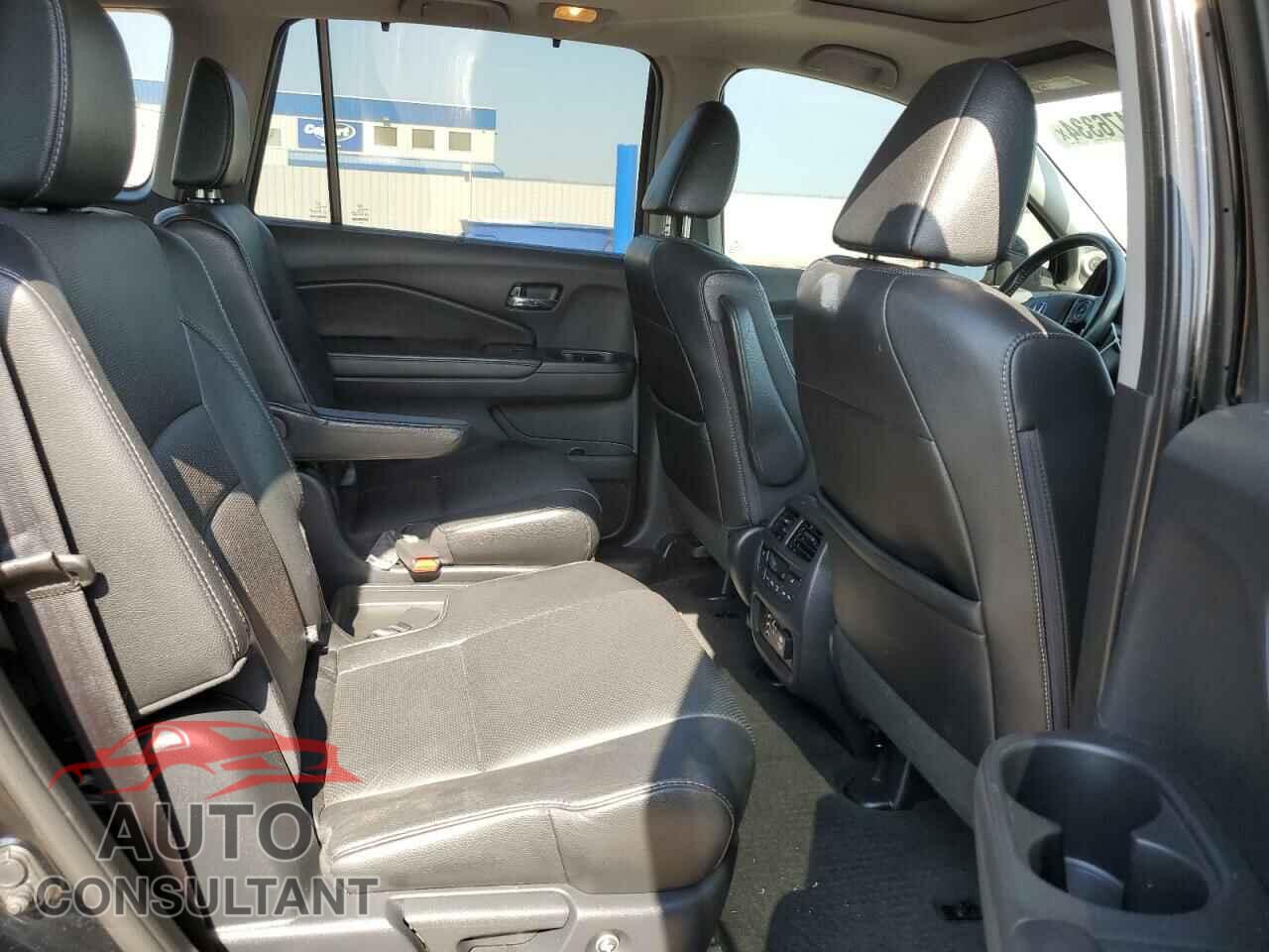 HONDA PILOT 2017 - 5FNYF6H06HB013437