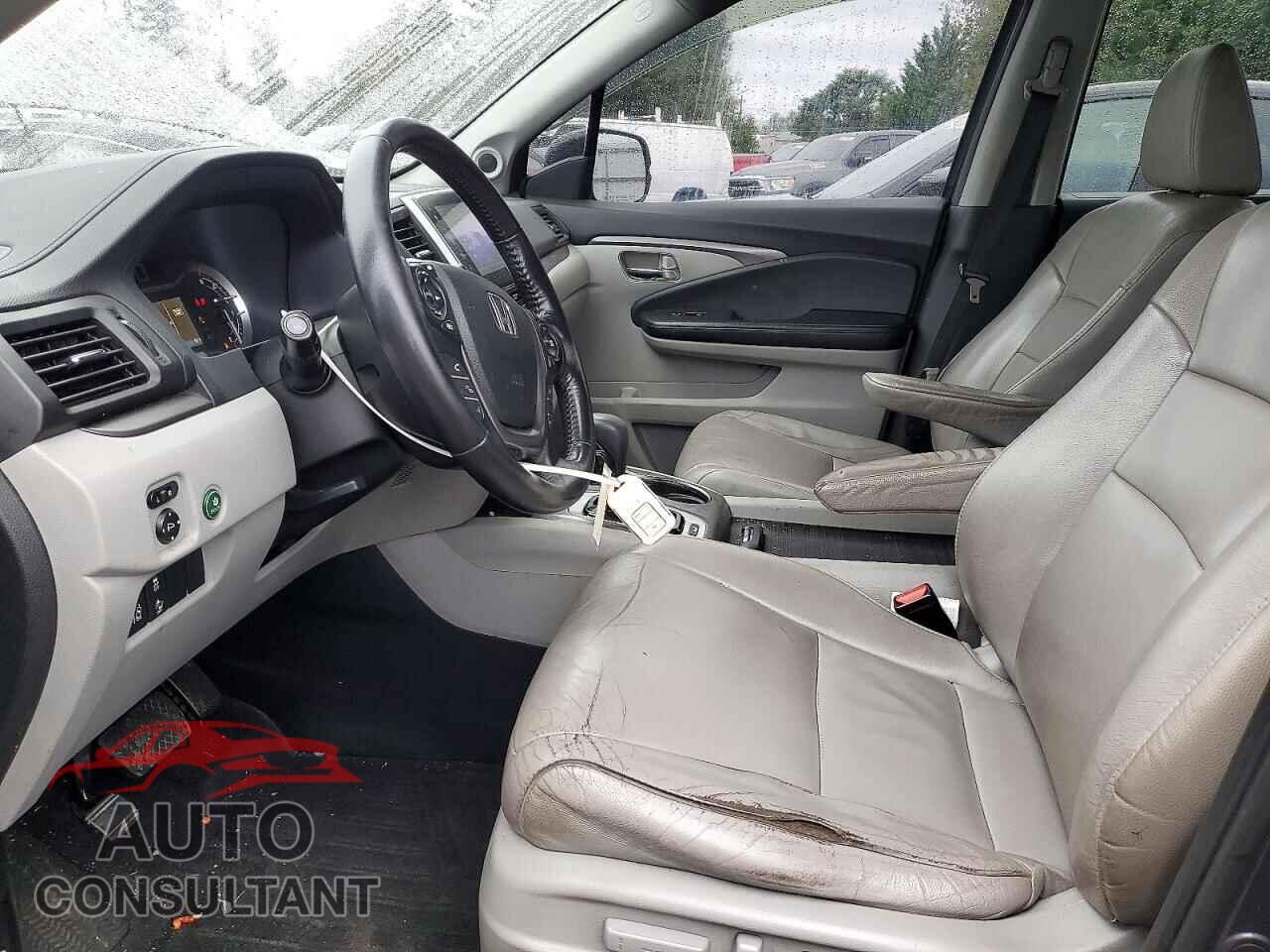 HONDA PILOT 2017 - 5FNYF6H65HB016771