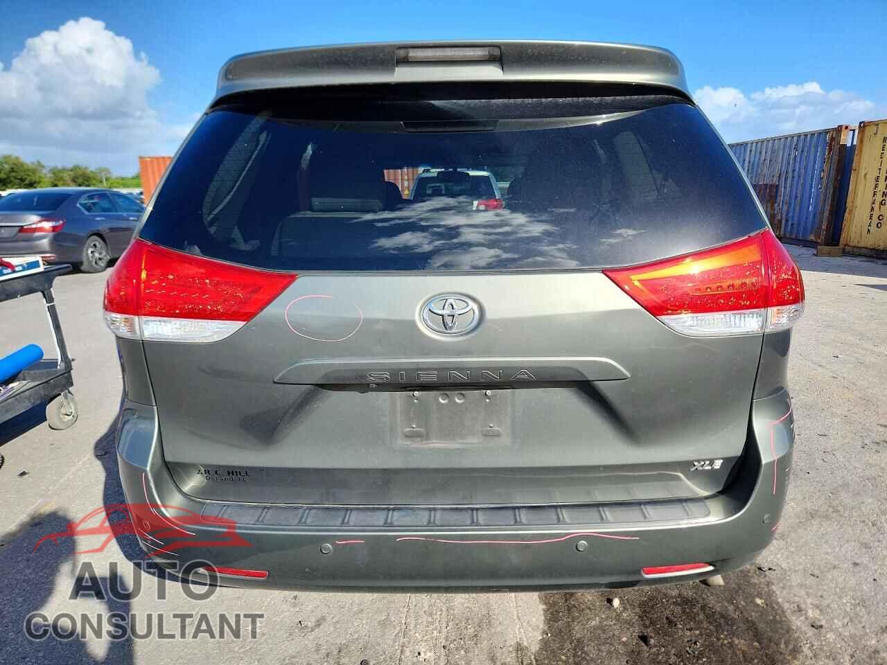 TOYOTA SIENNA 2011 - 5TDYK3DC4BS037426