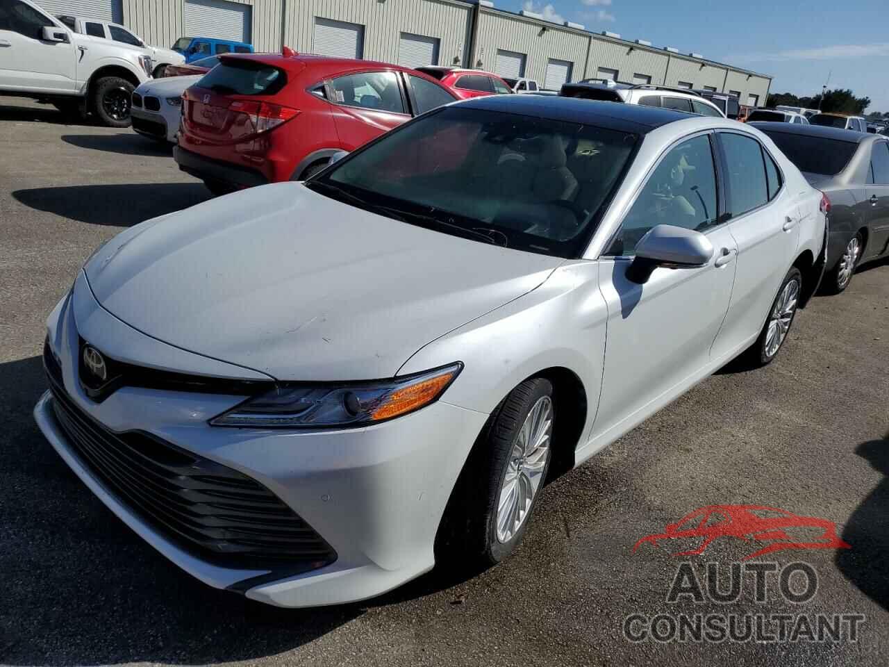 TOYOTA CAMRY 2018 - 4T1B11HK8JU090232