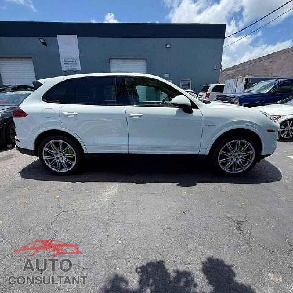 PORSCHE CAYENNE 2017 - WP1AE2A26HLA70970