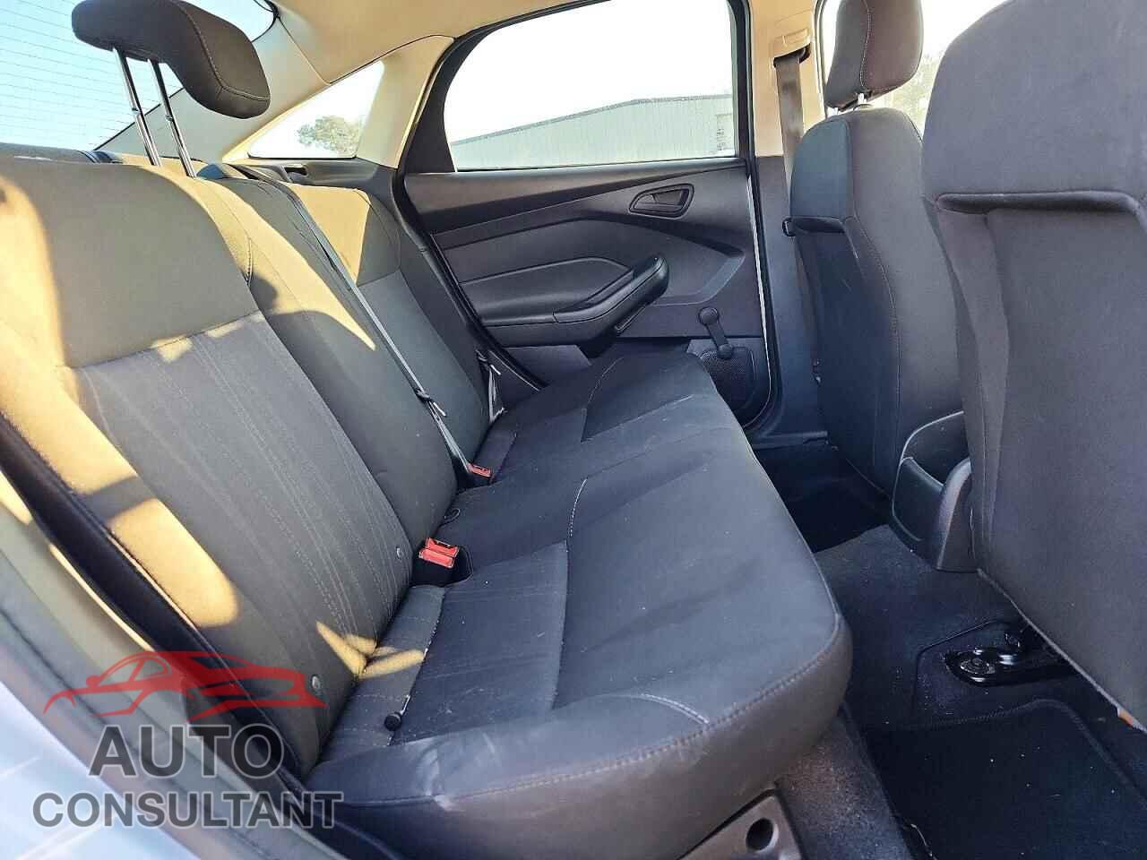 FORD FOCUS 2018 - 1FADP3E25JL299919