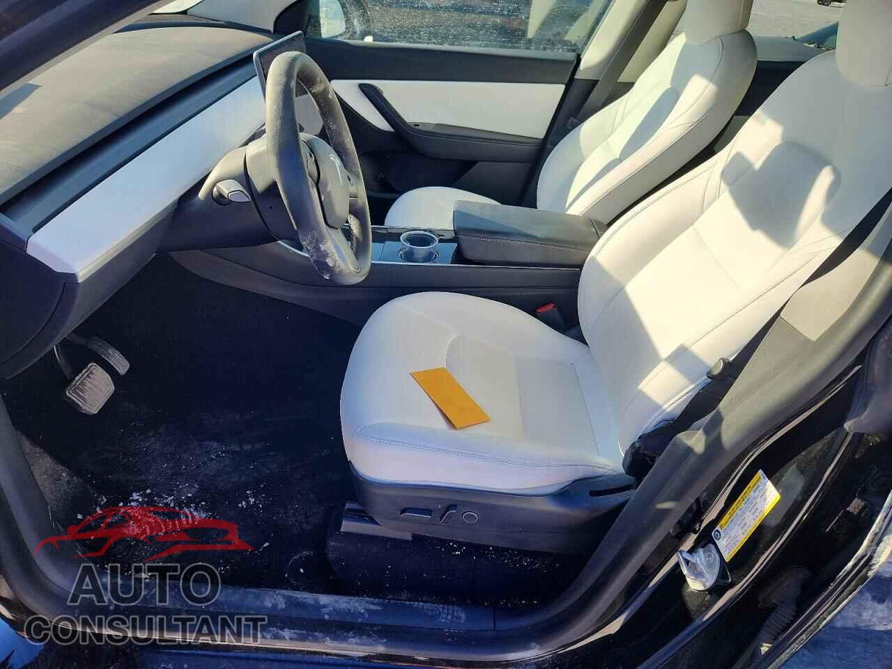 TESLA MODEL Y 2021 - 5YJYGDED6MF121303