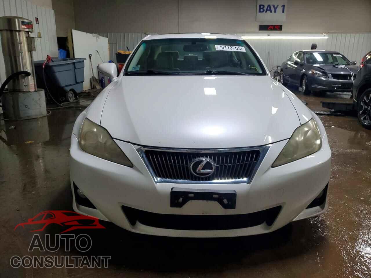 LEXUS IS 2011 - JTHCF5C20B5047281
