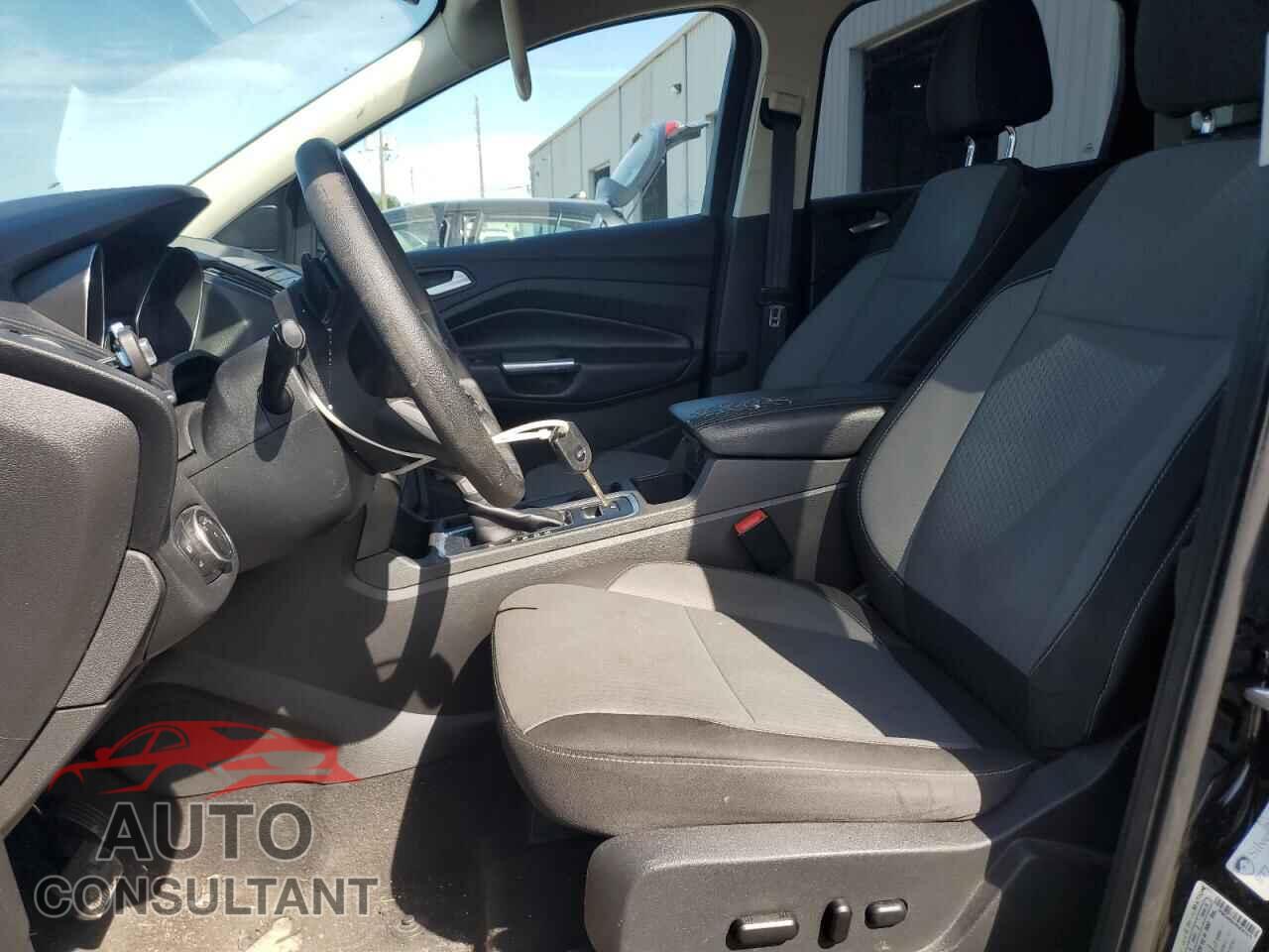 FORD ESCAPE 2017 - 1FMCU0GD2HUC97573