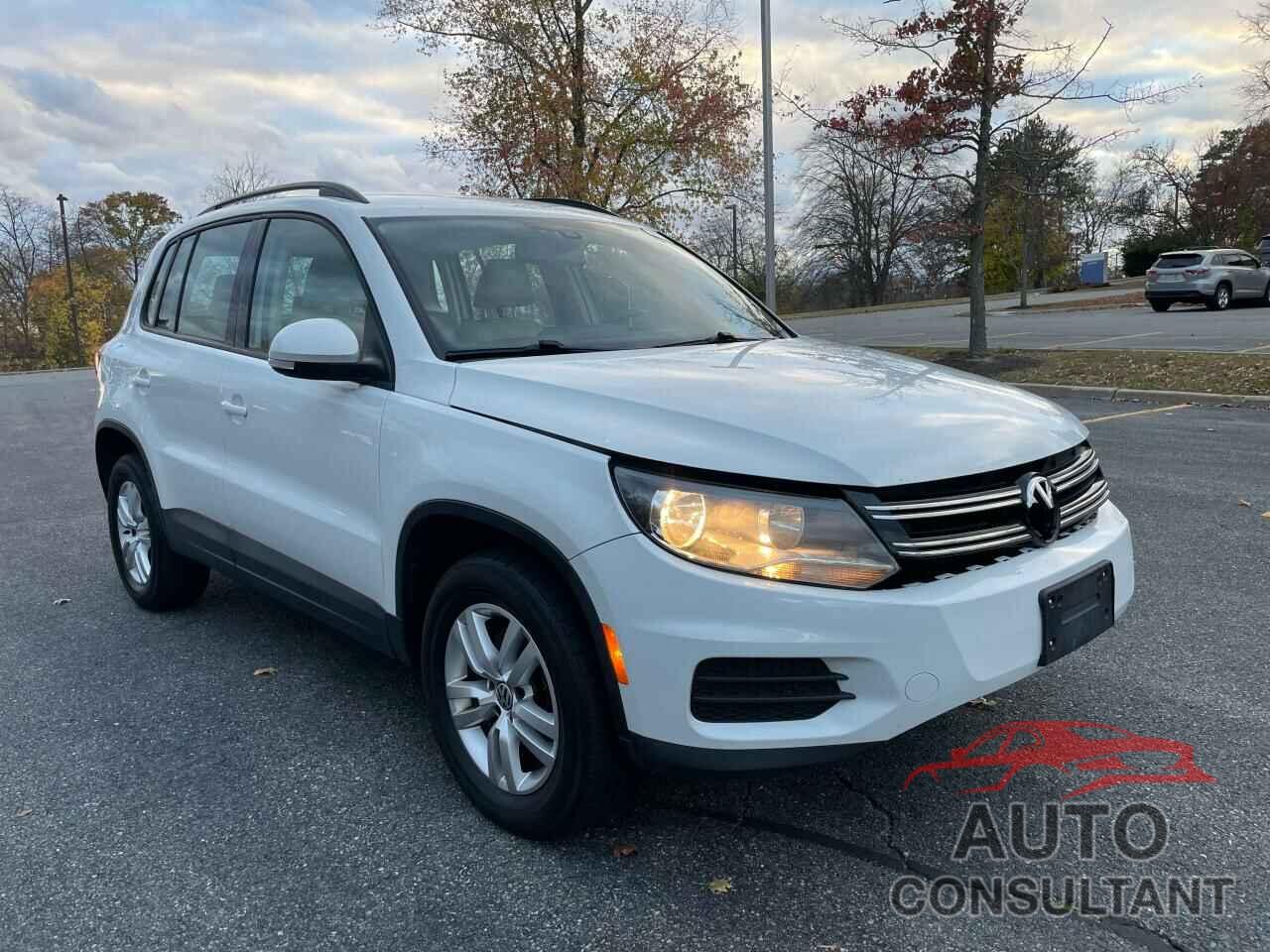 VOLKSWAGEN TIGUAN 2017 - WVGBV7AX4HW512427