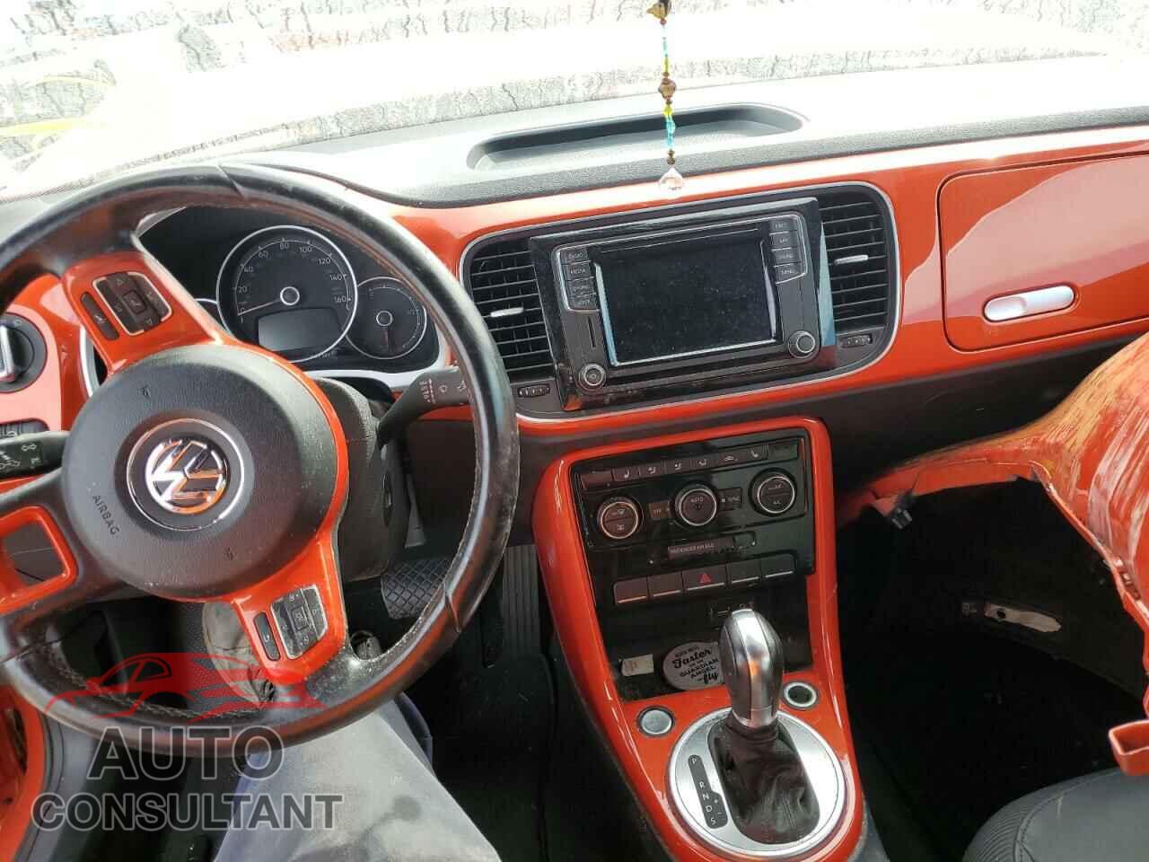 VOLKSWAGEN BEETLE 2018 - 3VW5DAAT2JM507194