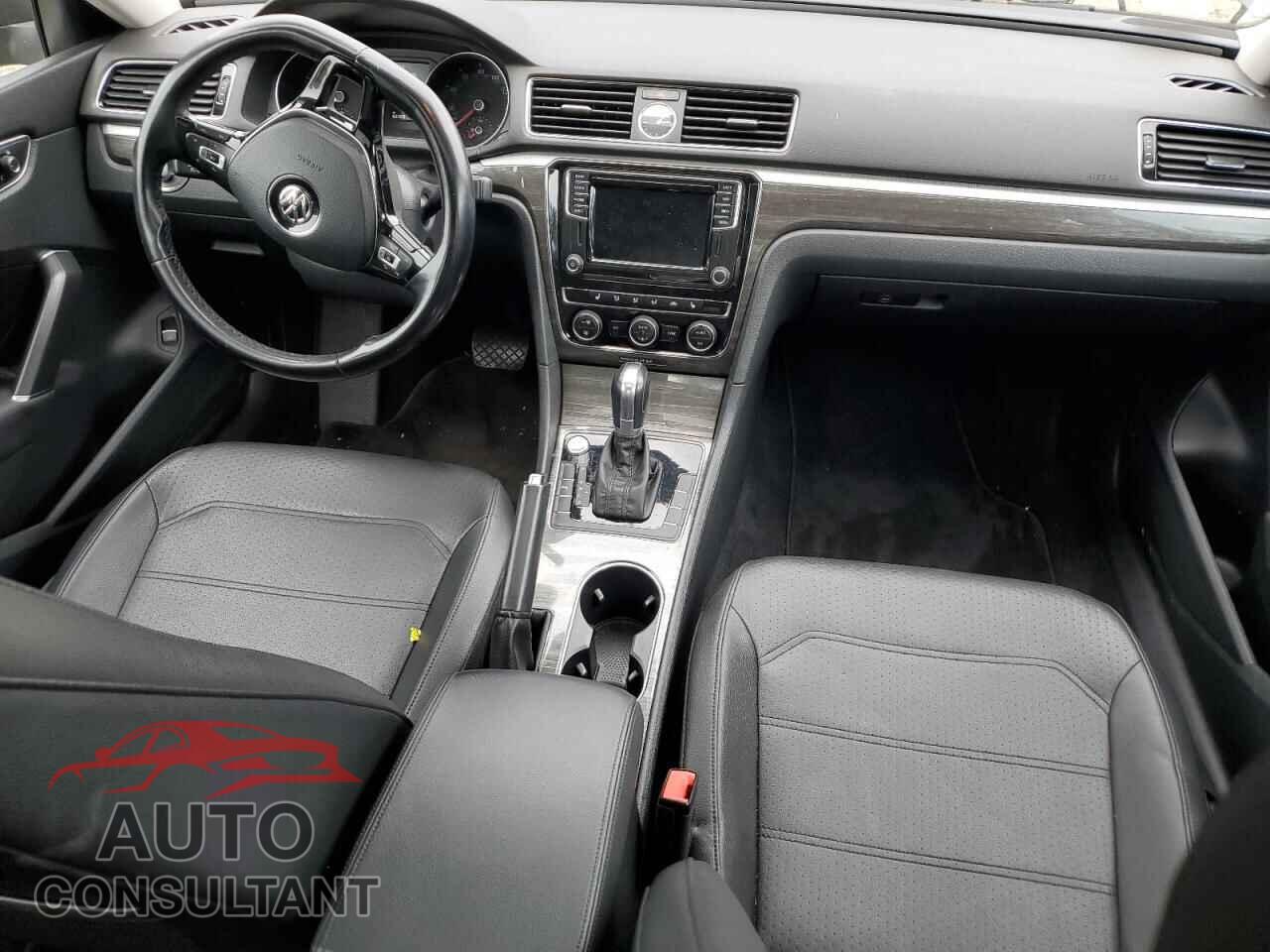 VOLKSWAGEN PASSAT 2017 - 1VWGT7A36HC027962
