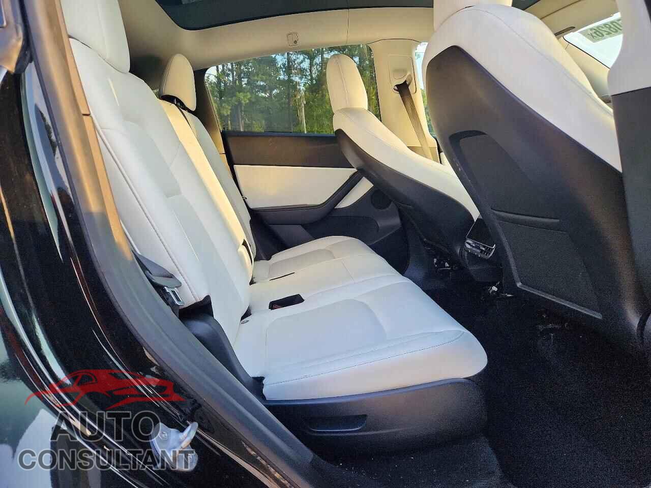TESLA MODEL Y 2021 - 5YJYGAEEXMF130903