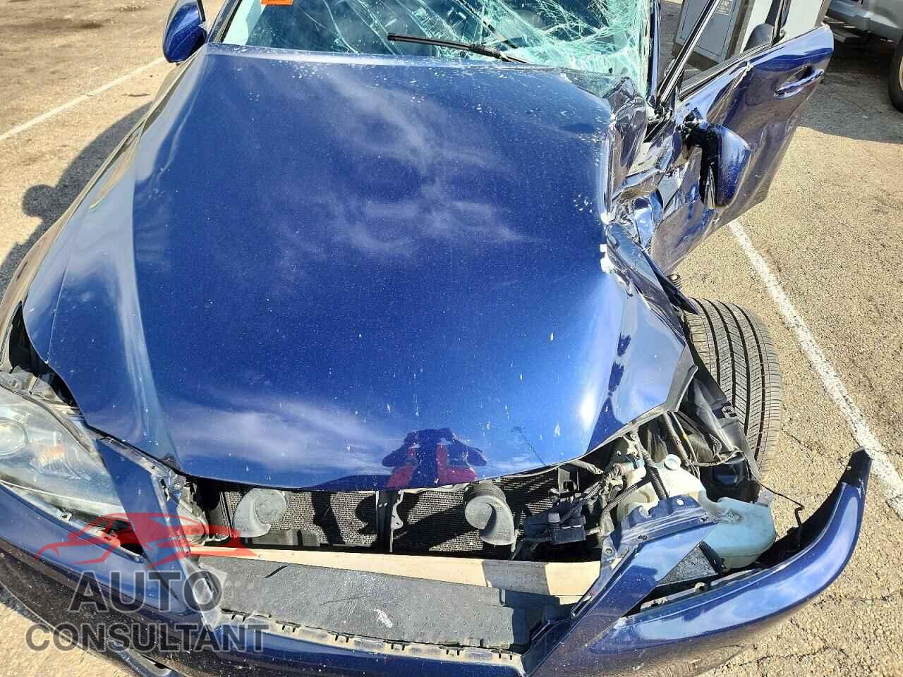 LEXUS IS 2011 - JTHCF5C28B5050879