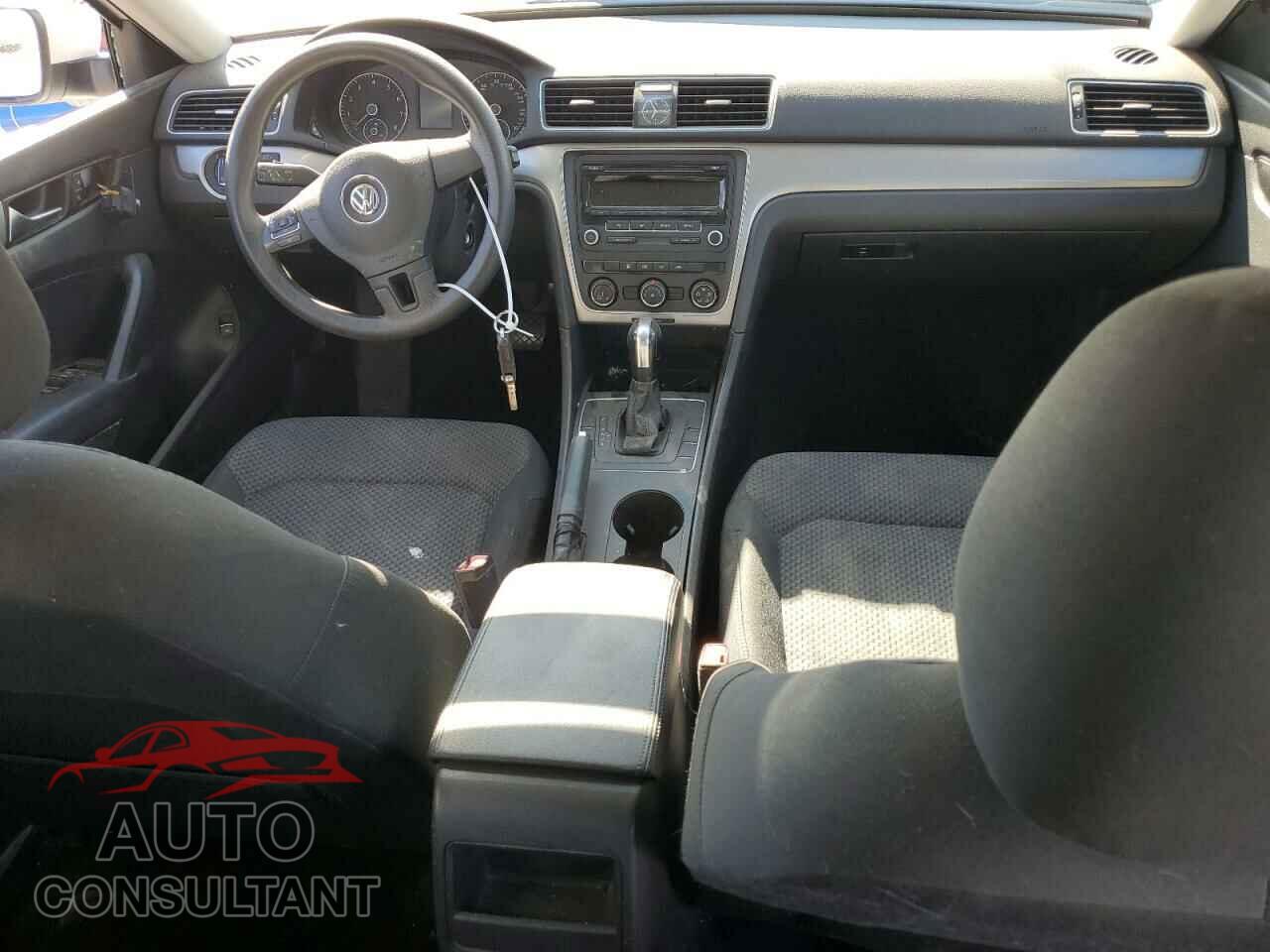 VOLKSWAGEN PASSAT 2013 - 1VWAH7A30DC107355