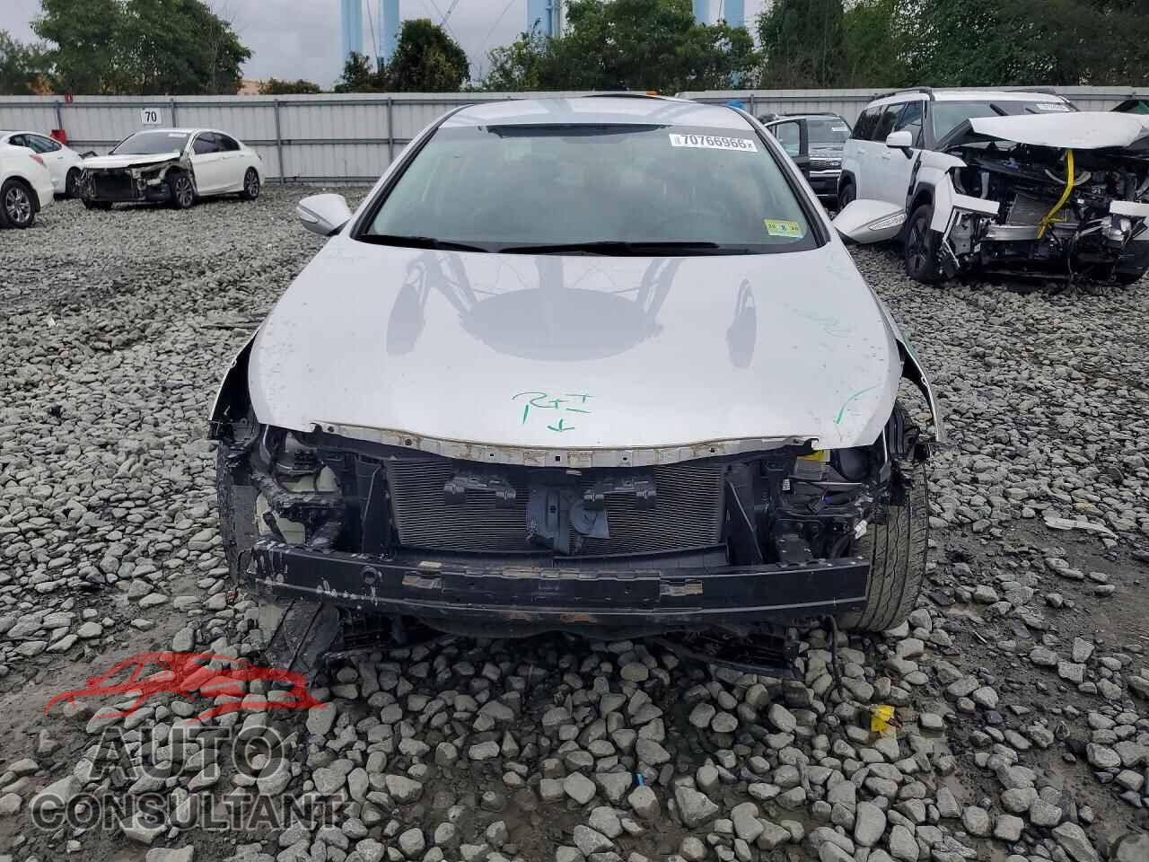 HYUNDAI SONATA 2012 - KMHEC4A46CA028059