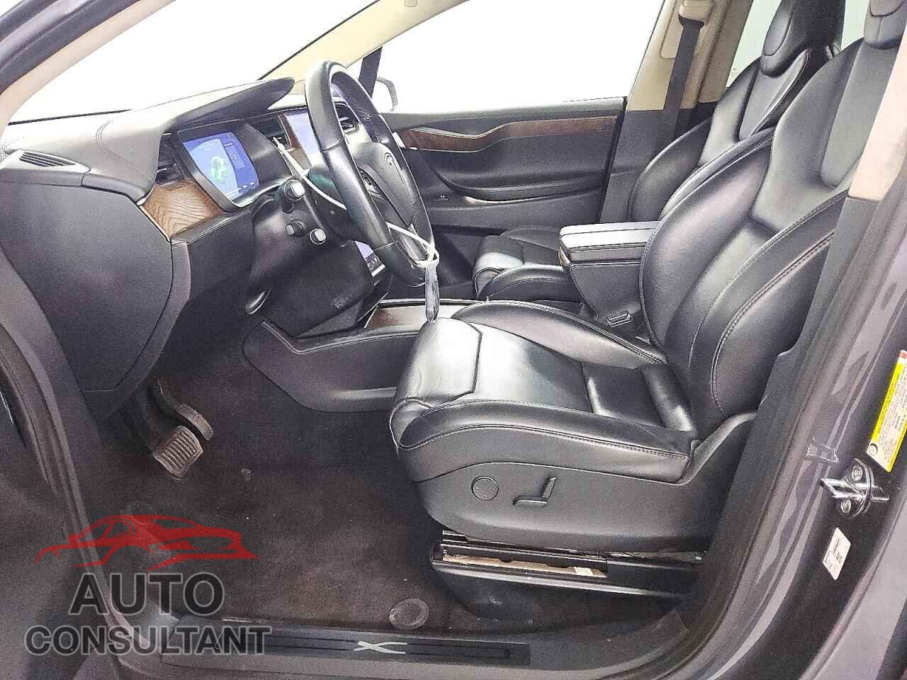 TESLA MODEL X 2018 - 5YJXCAE21JF102903