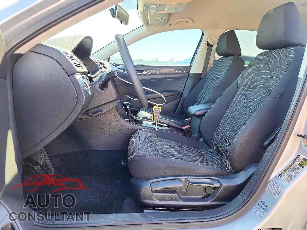 VOLKSWAGEN PASSAT 2017 - 1VWAT7A34HC024659