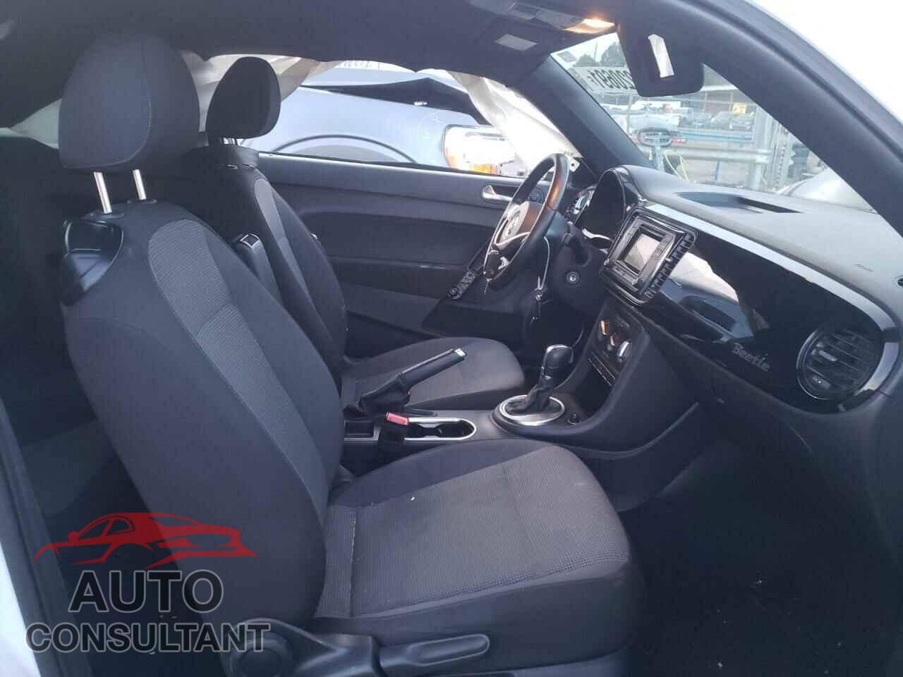 VOLKSWAGEN BEETLE 2019 - 3VWFD7AT0KM714868