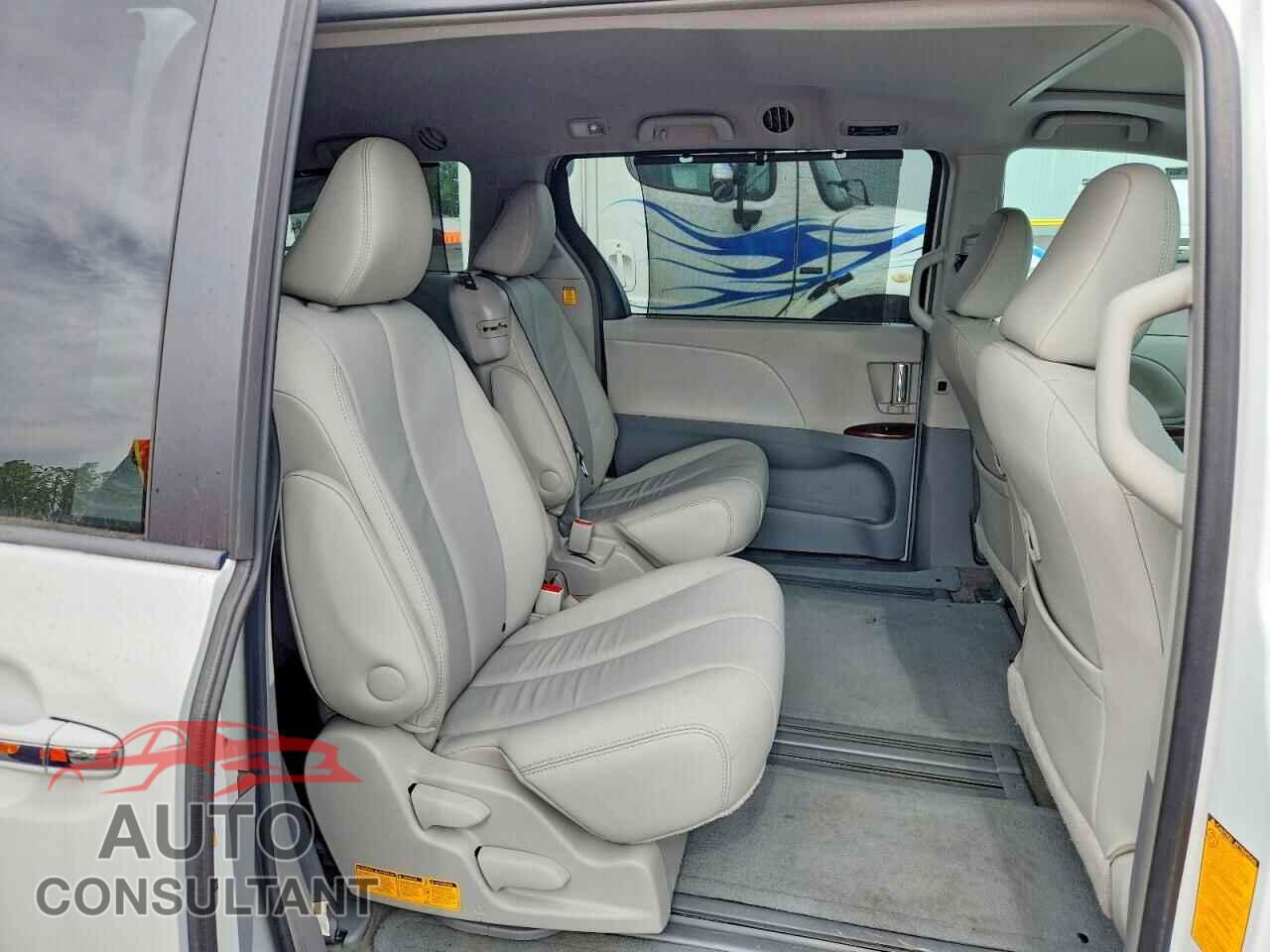 TOYOTA SIENNA 2013 - 5TDYK3DC8DS291269