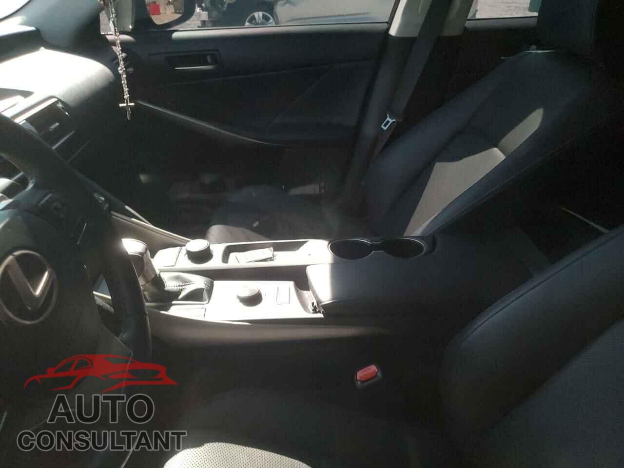 LEXUS IS 2018 - JTHC81D26J5029352