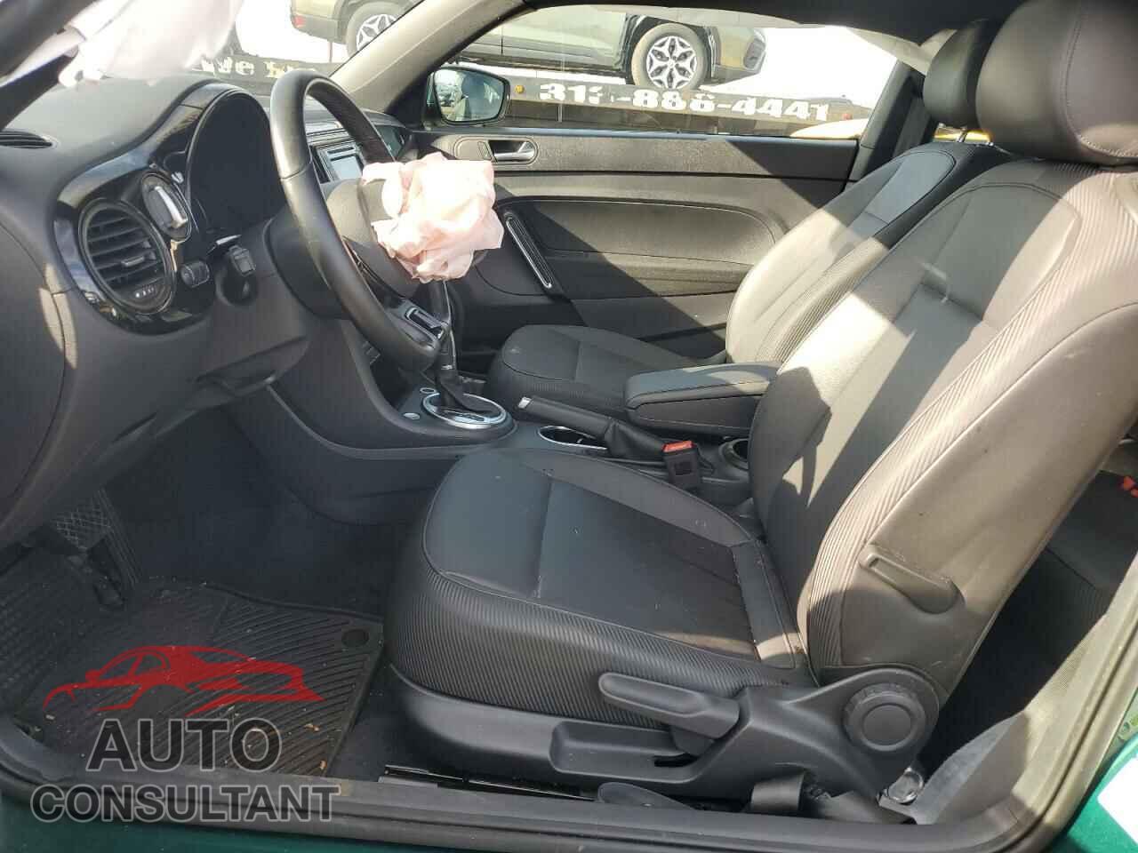 VOLKSWAGEN BEETLE 2018 - 3VWFD7AT7JM712713