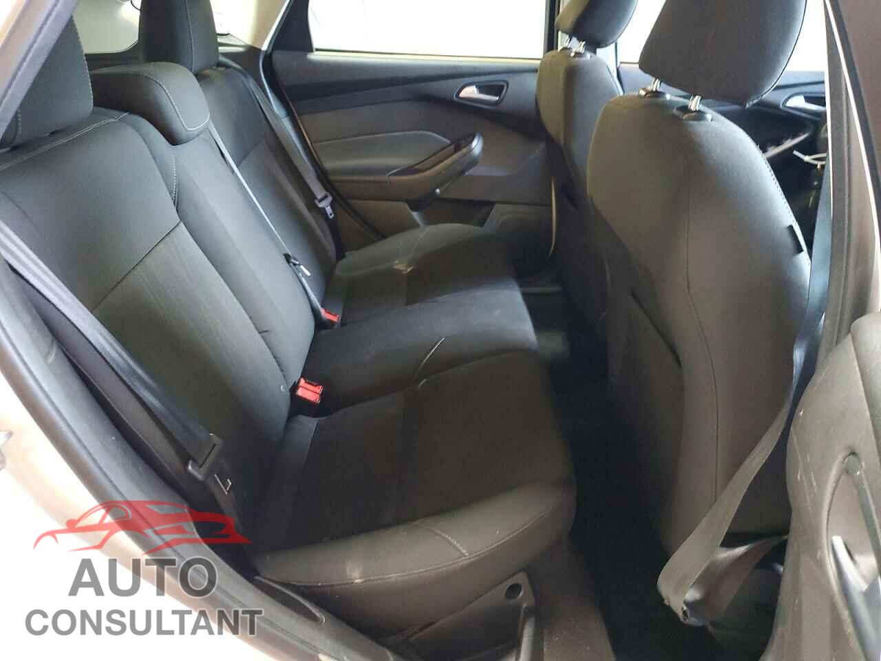 FORD FOCUS 2015 - 1FADP3K28FL367223