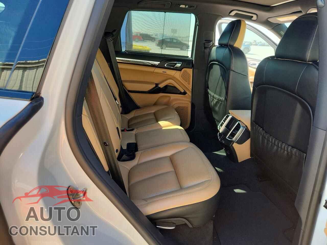 PORSCHE CAYENNE 2018 - WP1AA2A29JKA02475