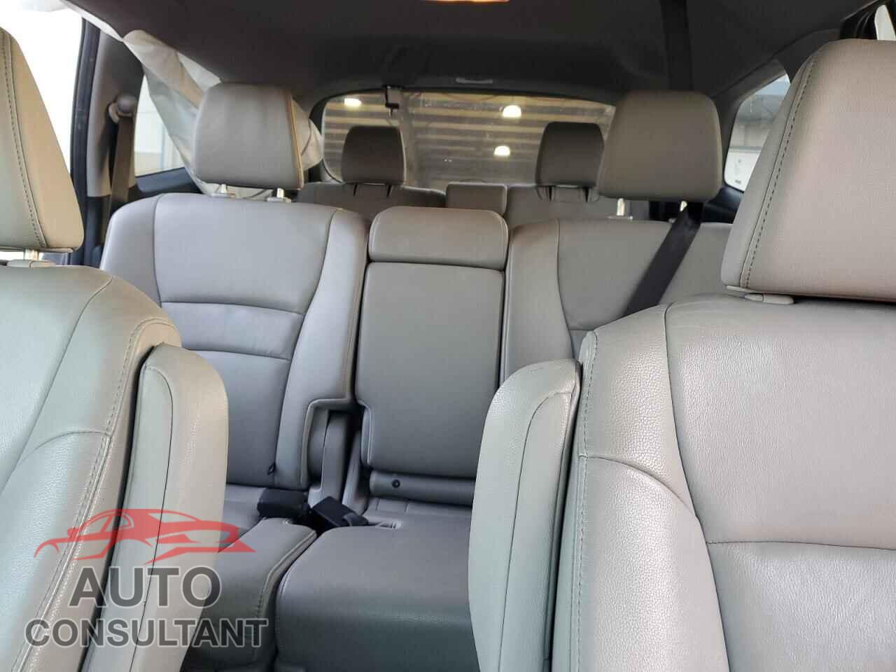 HONDA PILOT 2017 - 5FNYF6H53HB062400