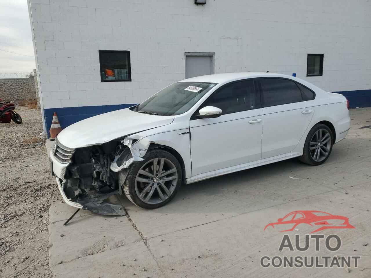 VOLKSWAGEN PASSAT 2018 - 1VWAA7A38JC023154