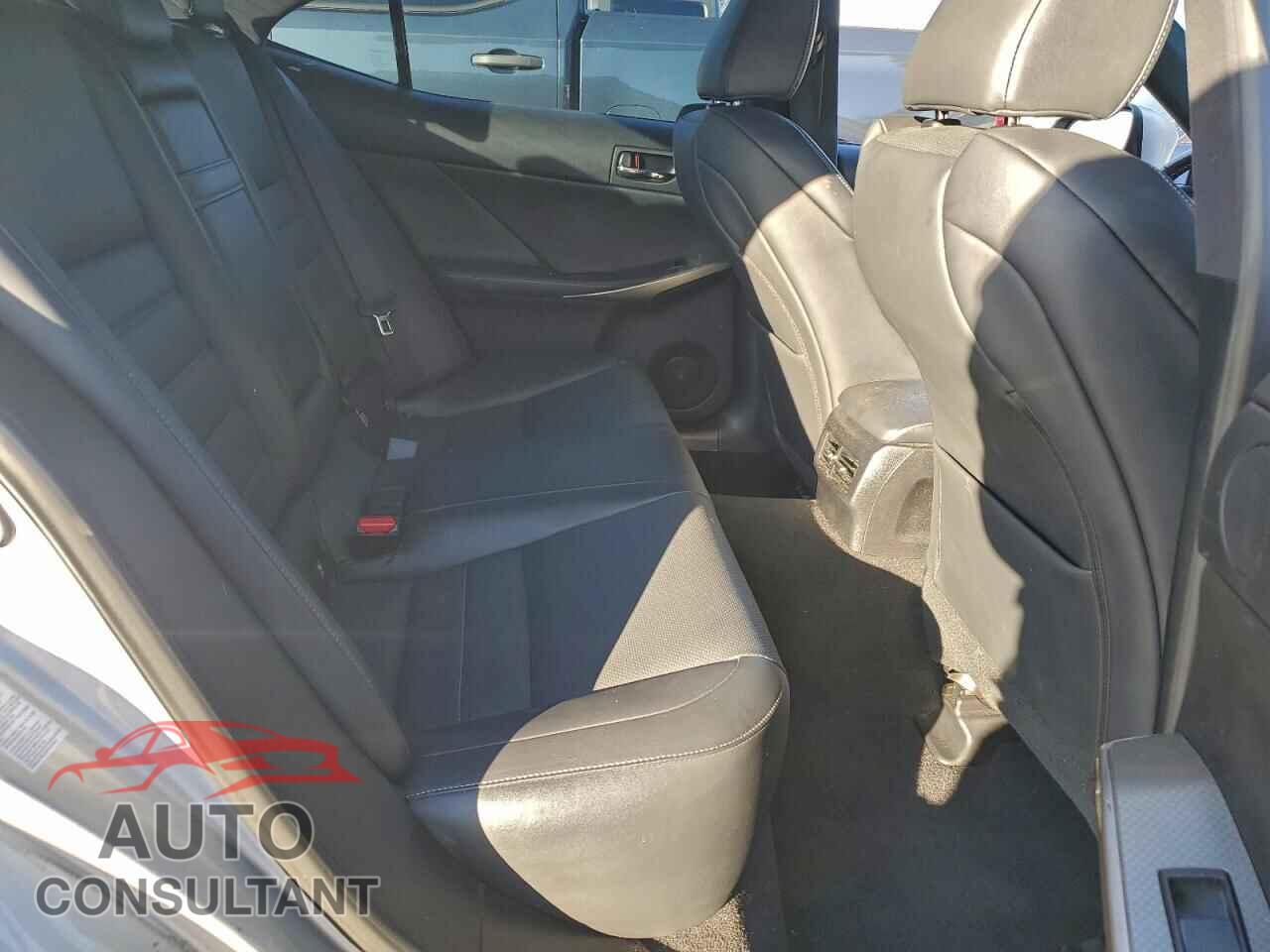 LEXUS IS 2015 - JTHBE1D28F5020177