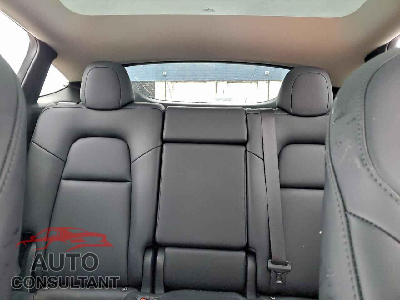 TESLA MODEL Y 2024 - 7SAYGDEE7RF130580