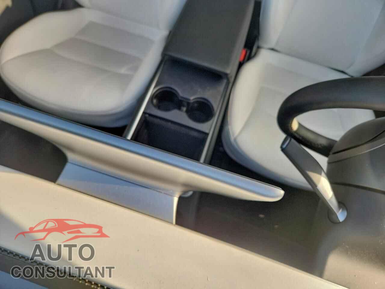 TESLA MODEL Y 2024 - 7SAYGDEE5RA308273