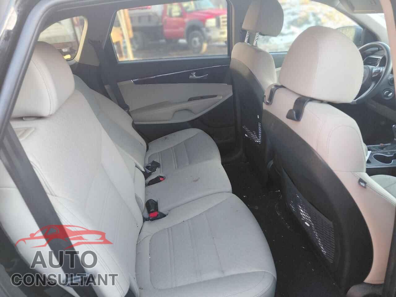 KIA SORENTO 2018 - 5XYPGDA38JG400703
