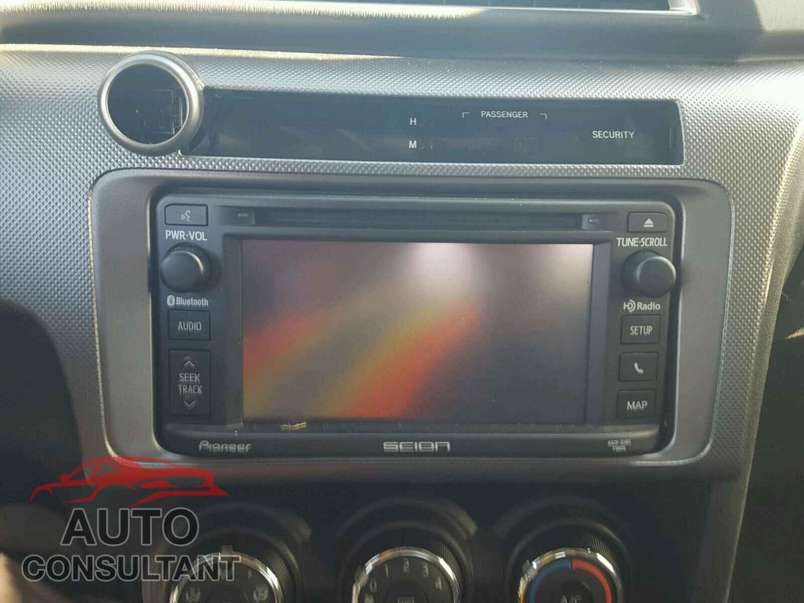 TOYOTA SCION 2015 - JTKJF5C70FJ005171