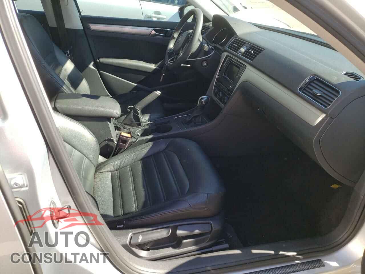 VOLKSWAGEN PASSAT 2017 - 1VWAT7A37HC048552