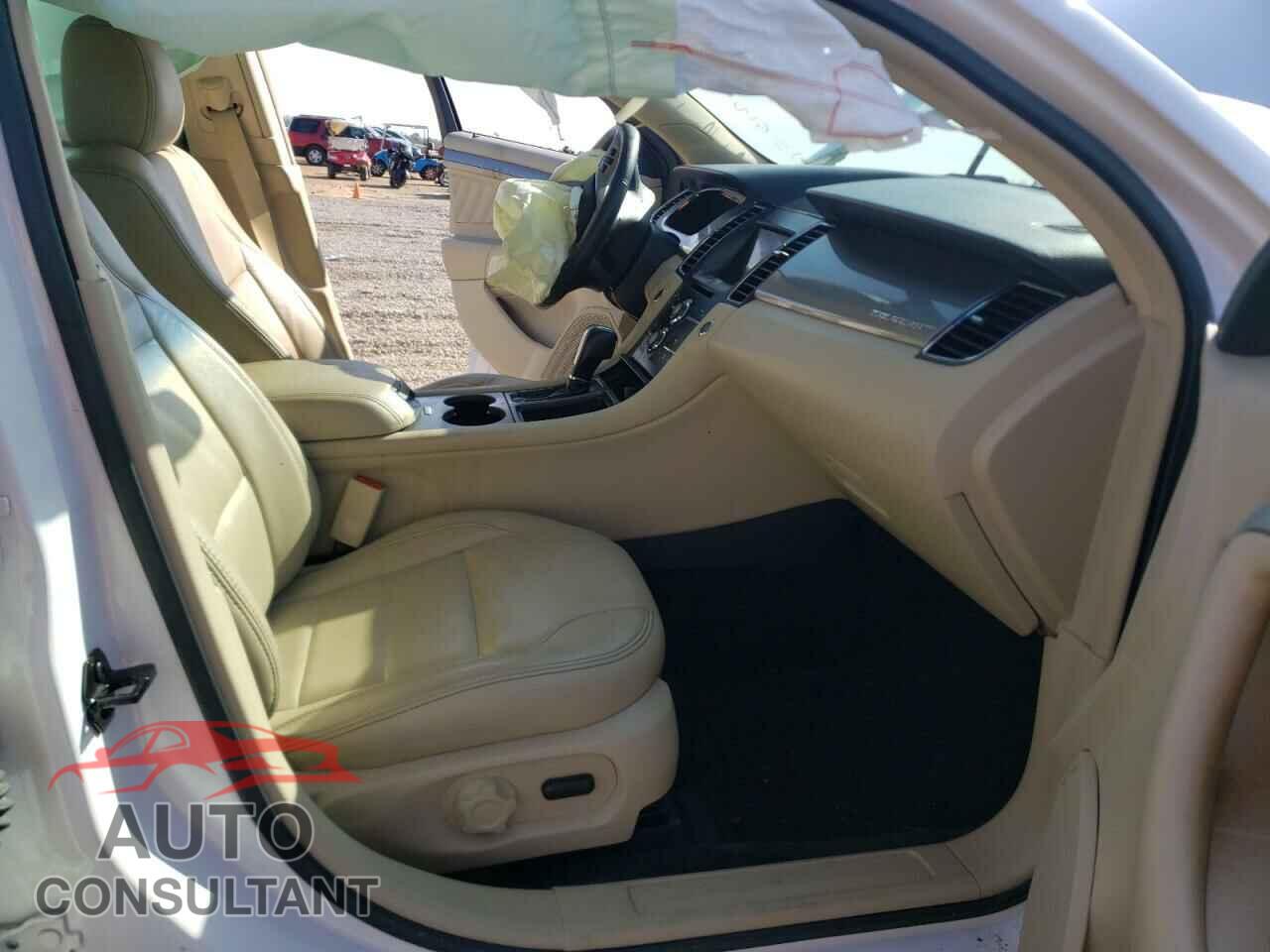 FORD TAURUS 2018 - 1FAHP2E80JG118217