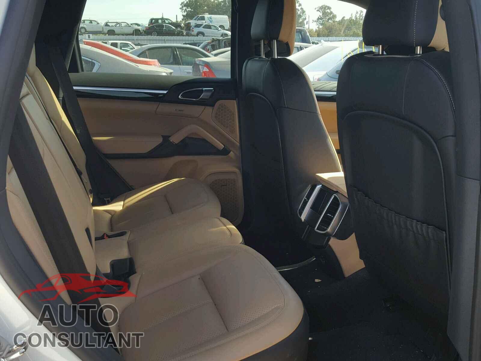 PORSCHE CAYENNE 2018 - WP1AA2A2XJKA02209