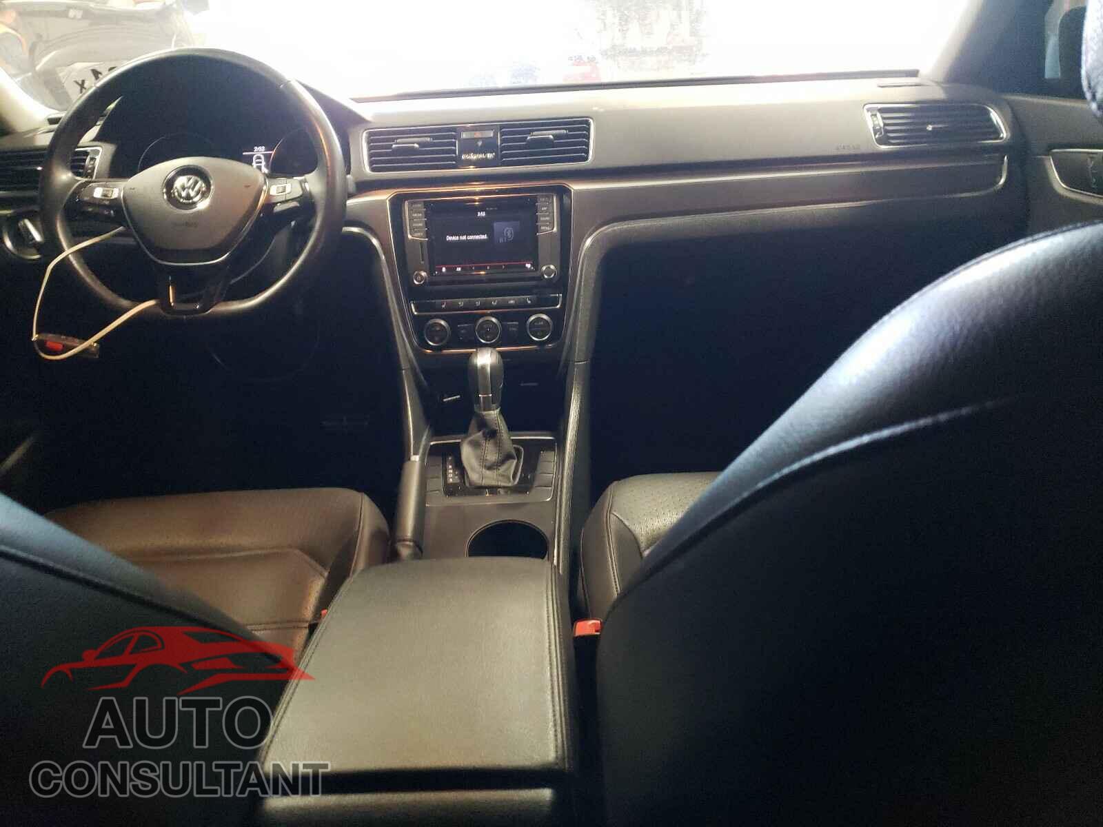 VOLKSWAGEN PASSAT 2018 - 1VWAA7A3XJC024905