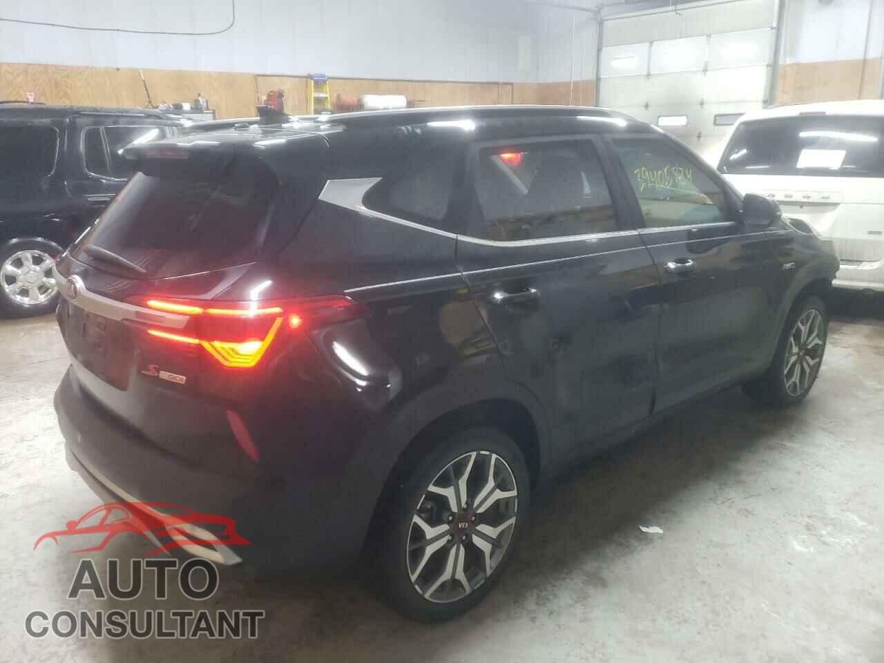 KIA SELTOS 2021 - KNDEUCA27M7098436